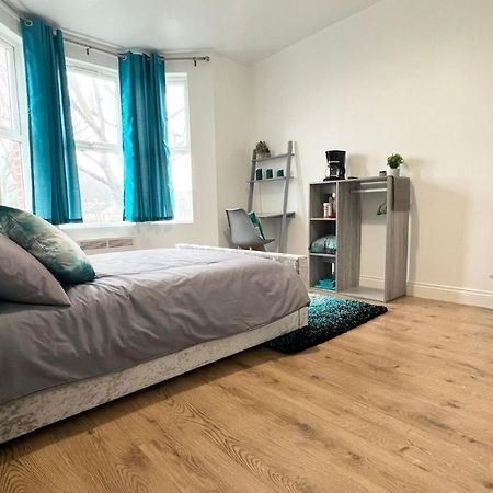 Апартаменты Cosy Private Studio In London Пламстед Экстерьер фото