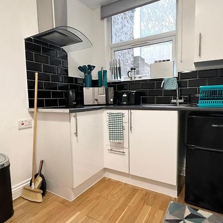 Апартаменты Cosy Private Studio In London Пламстед Экстерьер фото