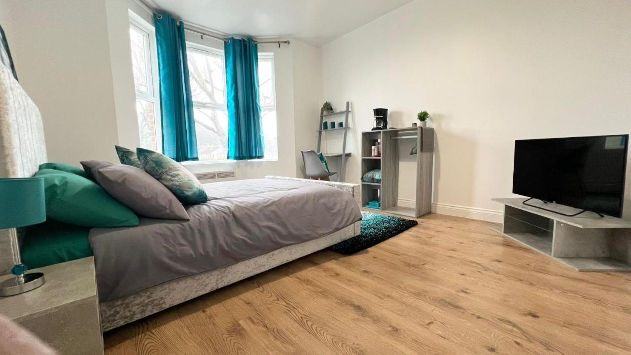 Апартаменты Cosy Private Studio In London Пламстед Экстерьер фото
