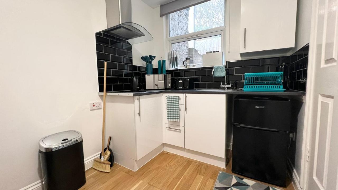 Апартаменты Cosy Private Studio In London Пламстед Экстерьер фото
