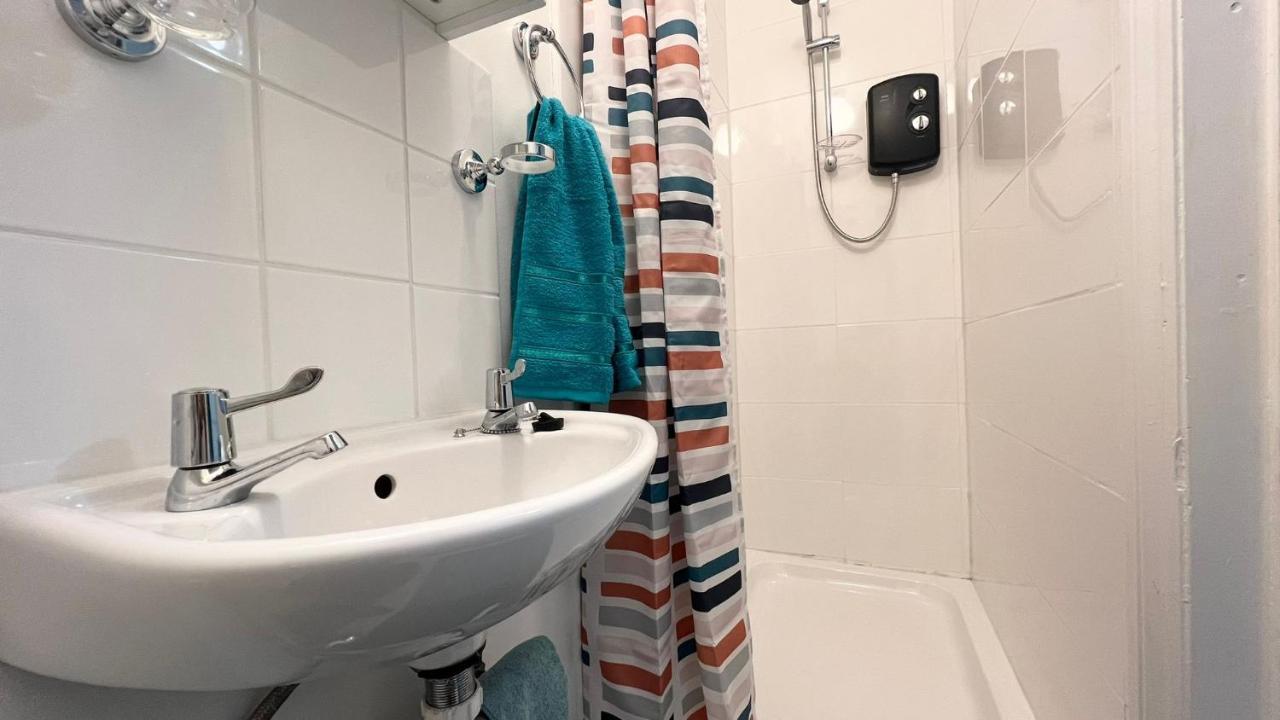 Апартаменты Cosy Private Studio In London Пламстед Экстерьер фото